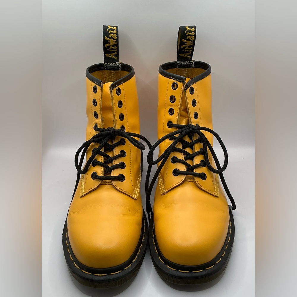 EUC Dr. Martens 1460 SMOOTH LEATHER
LACE UP BOOTS